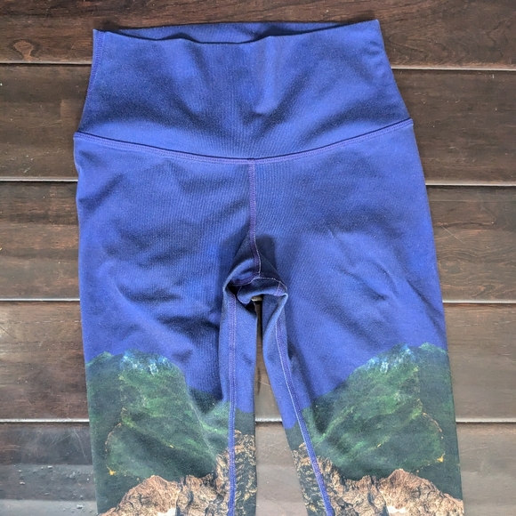 Alo Yoga High Waisted Dreamscape Printed Airbrush leggings - Picture 4 of 5